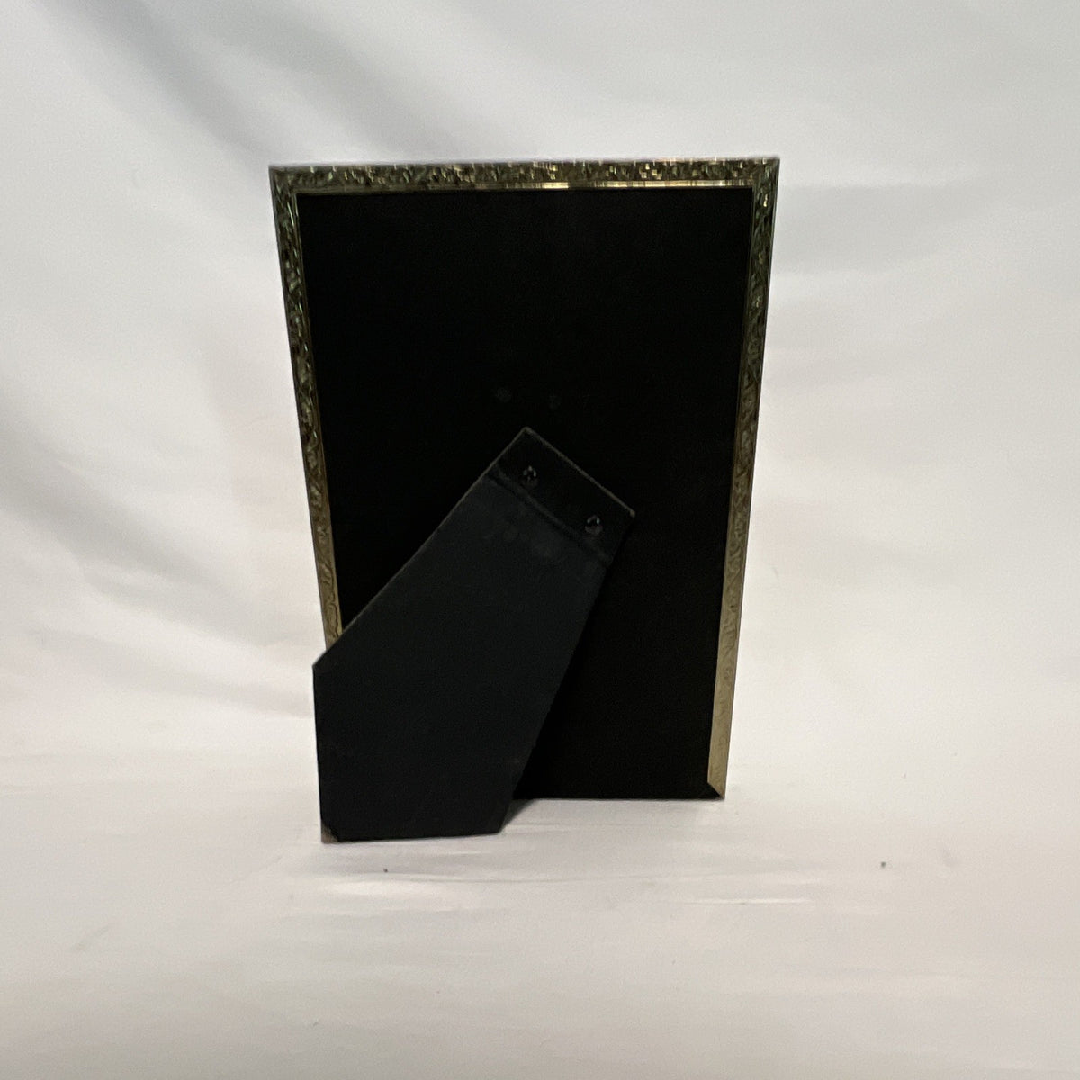 Gold Metal Ornate Freestanding Photo Frame, Holds 1 Photo, Fits 5x7, 7x5 in1